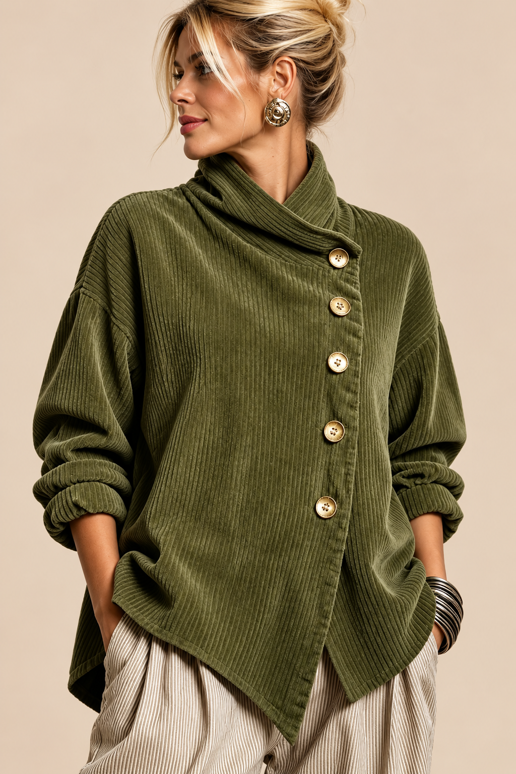 Belleora Elara™ – Sobrecamisa de Pana Asimétrica con Cuello Alto