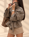 Belleora Grecia™ – Gabardina Corta de Cuadros con Cinturón