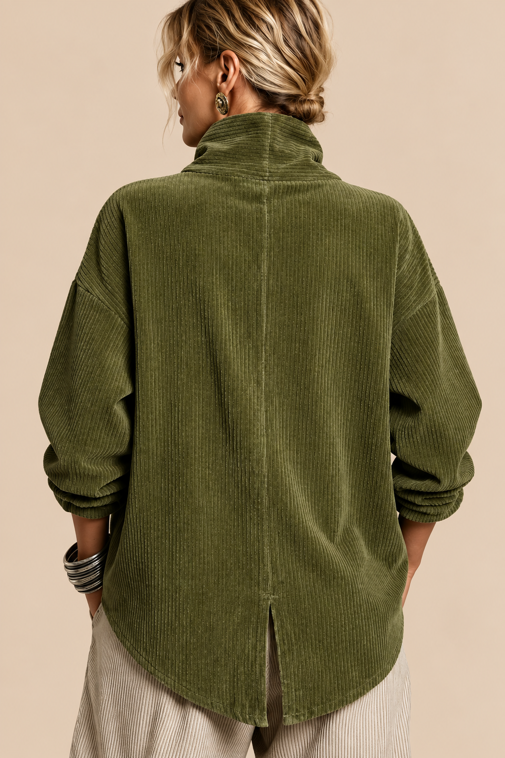 Belleora Elara™ – Sobrecamisa de Pana Asimétrica con Cuello Alto