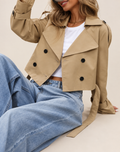 Belleora Mathilde™ – Chaqueta Caqui de Doble Botonadura